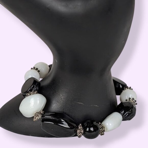 (2/$20) Vintage B&W Glass Stretch Bracelet - Picture 3 of 5